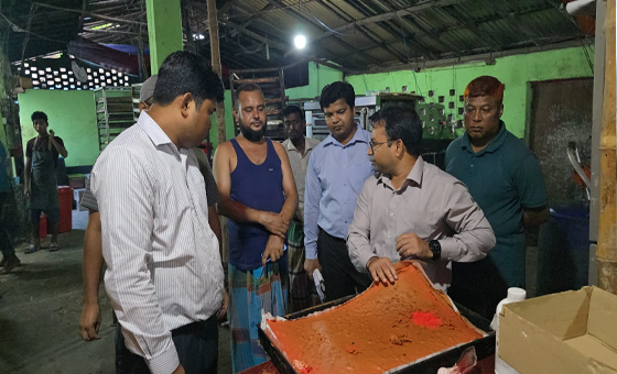 বগুড়ায় মি. কেক কারখানায় মোবাইল কোর্ট, ৩৫,০০০ টাকা জরিমানা