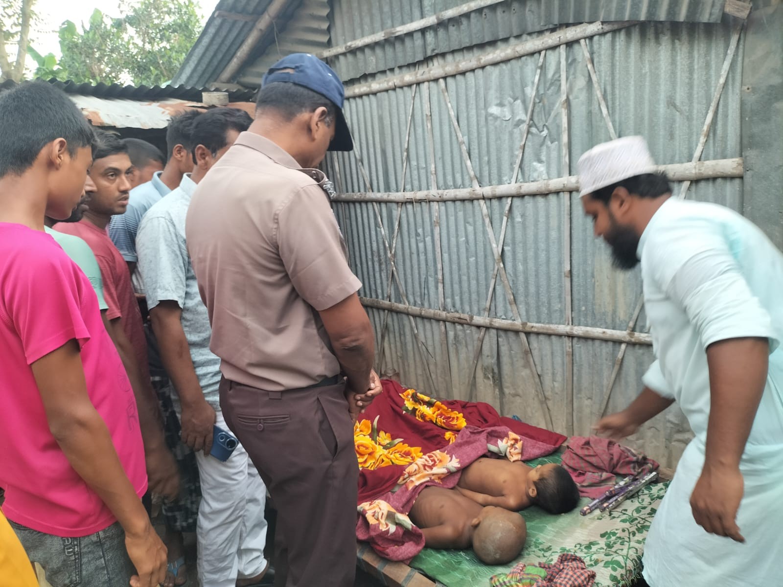 চাঁপাইনবাবগঞ্জে বাড়ির হাঁস পালনের ডোবার পানিতে পড়ে দুই শিশুর মৃত্যু