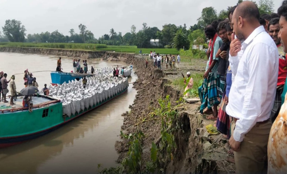 ক্ষতিগ্রস্তদের হাতে ত্রাণ তুলে দেন উপজেলা নির্বাহী অফিসার শাহ্ মোঃ জুবায়ের