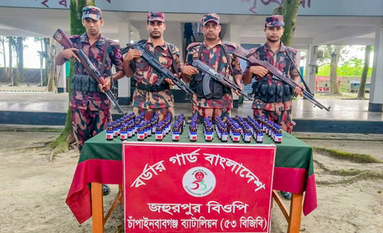 চাঁপাইনবাবগঞ্জ ৫৩ বিজিবির অভিযানে বিপুল পরিমাণ এস্কাফ সিরাপ জব্দ