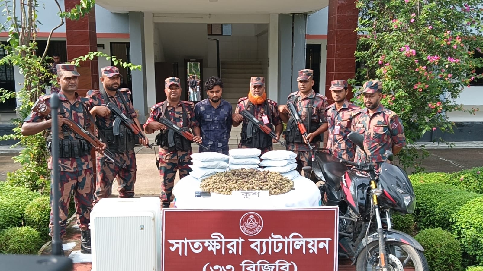 সীমান্তে নতুন মাদক ‘কুশ’ সাতক্ষীরায় ১২ কেজি জব্দ