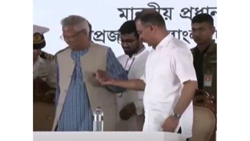 ড. ইউনূসকে হাত ধরে পাশে বসালেন প্রধানমন্ত্রী তারেক রহমান