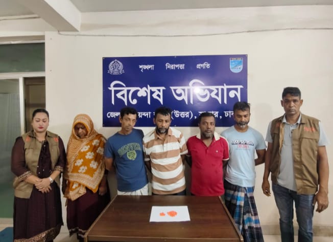 আশুলিয়া-সাভারে পৃথক অভিযানে ১৩০ পিস ইয়াবাসহ গ্রেপ্তার ৫