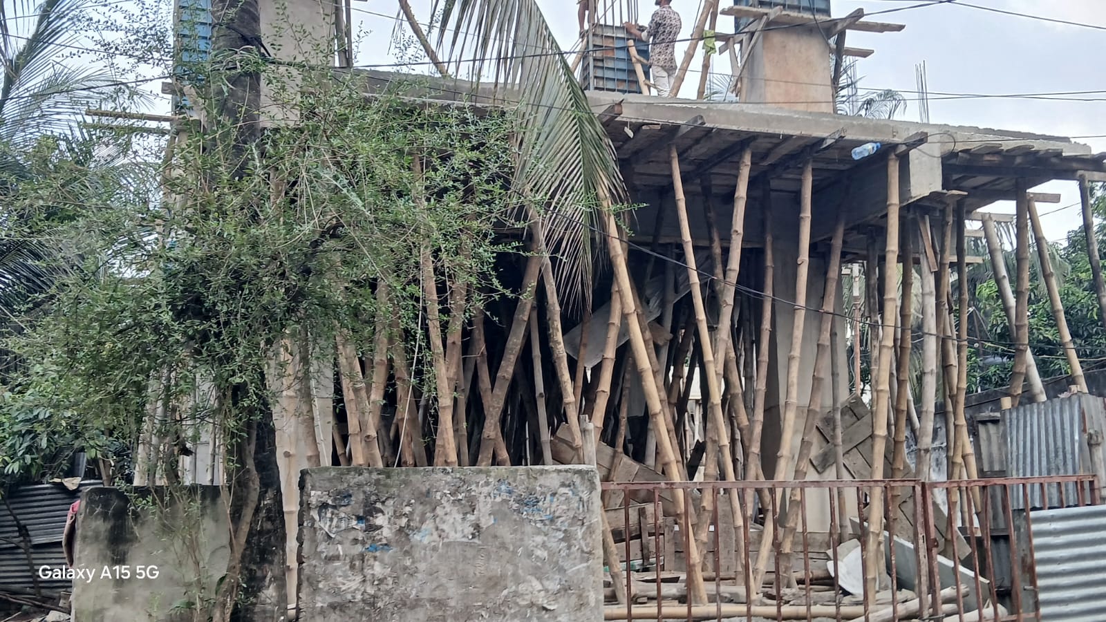 দক্ষিণখানে রাজউককে বৃদ্ধাঙ্গুলি দেখিয়ে গড়ে উঠছে বহুতল ভবন