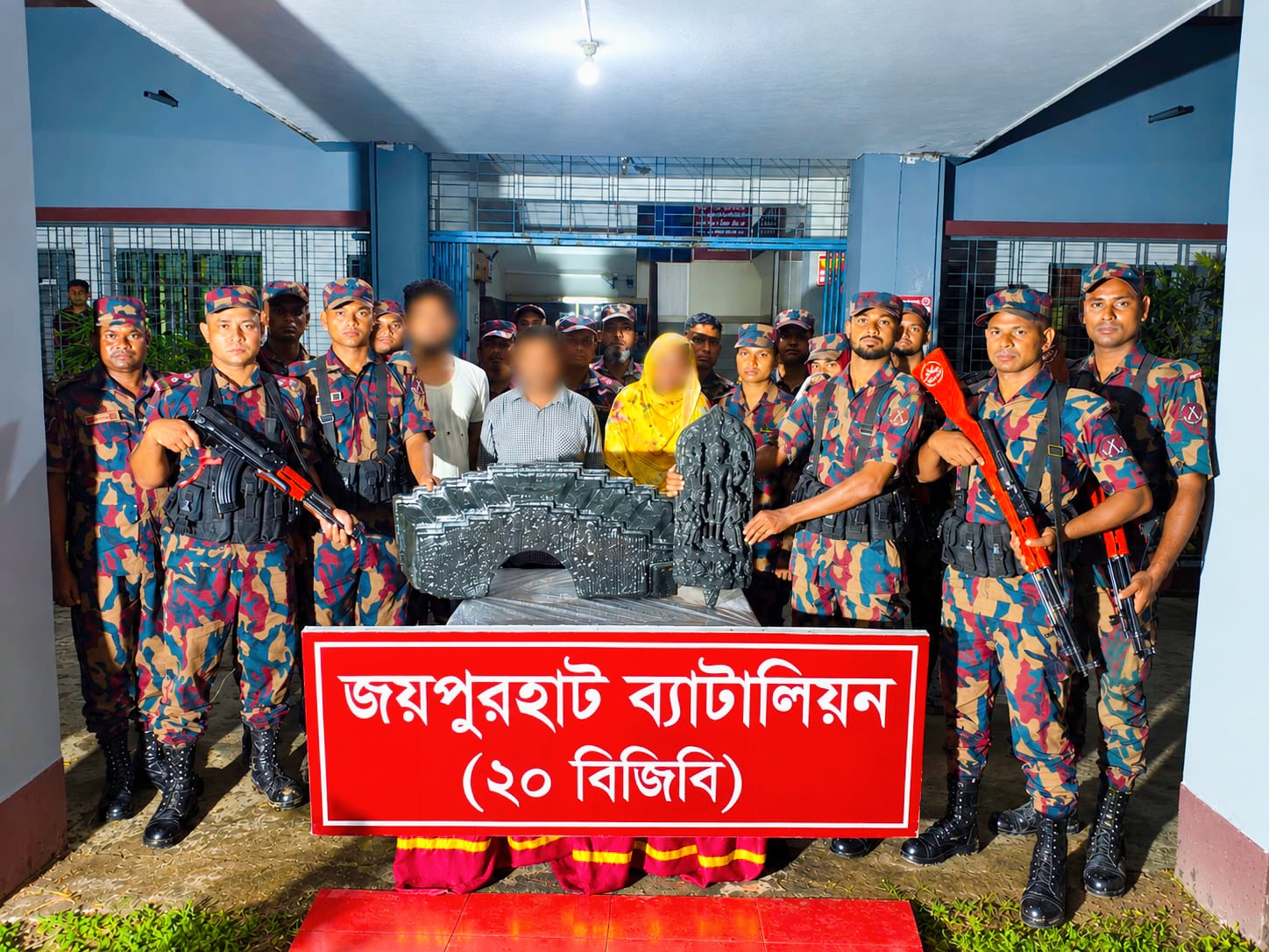 জয়পুরহাটে বিজিবি-পুলিশের যৌথ অভিযানে কোটি টাকার কষ্টিপাথরের মূর্তি উদ্ধার, আটক ৩