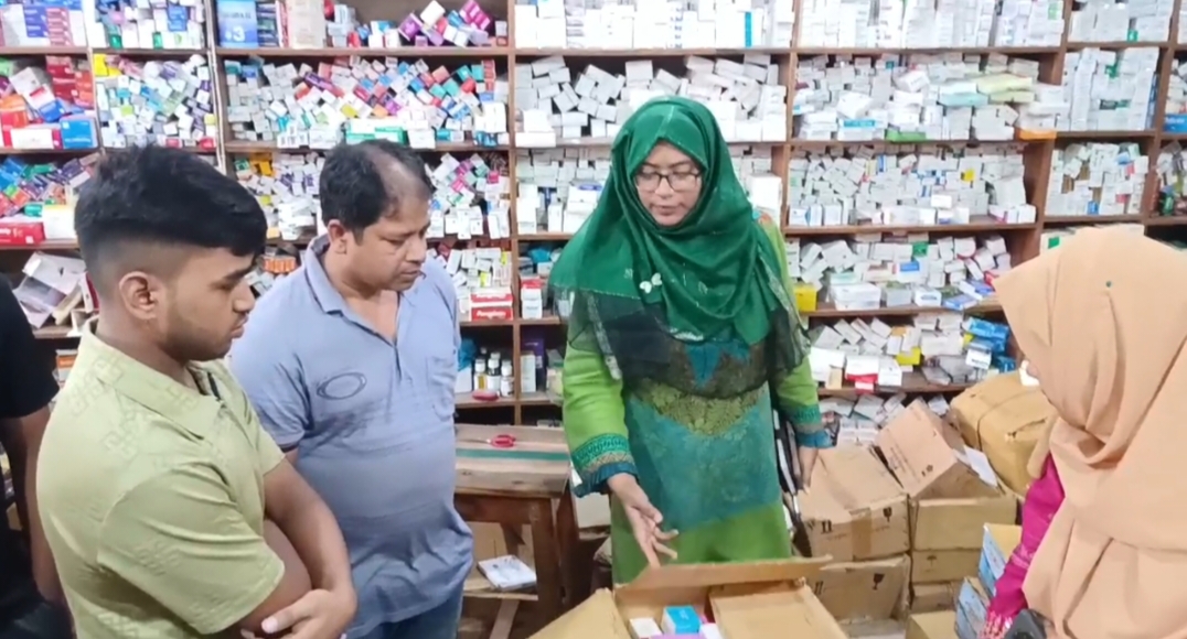 কালিয়াকৈরে মেয়াদোত্তীর্ণ ওষুধ রাখায়, দুই ফার্মেসিকে ৪০ হাজার টাকা জরিমানা