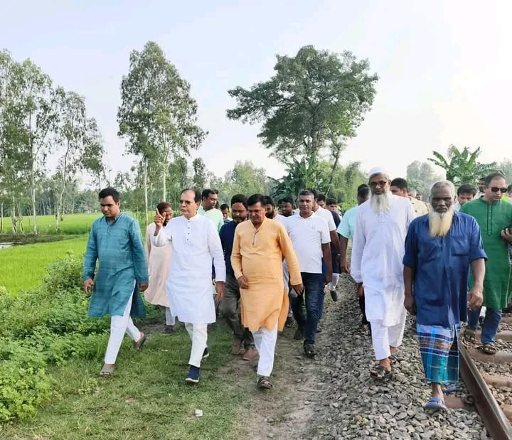 লালমনিরহাটের মহেন্দ্রনগর ইউনিয়নে খাল খনন পরিদর্শন করে ত্রাণ মন্ত্রী