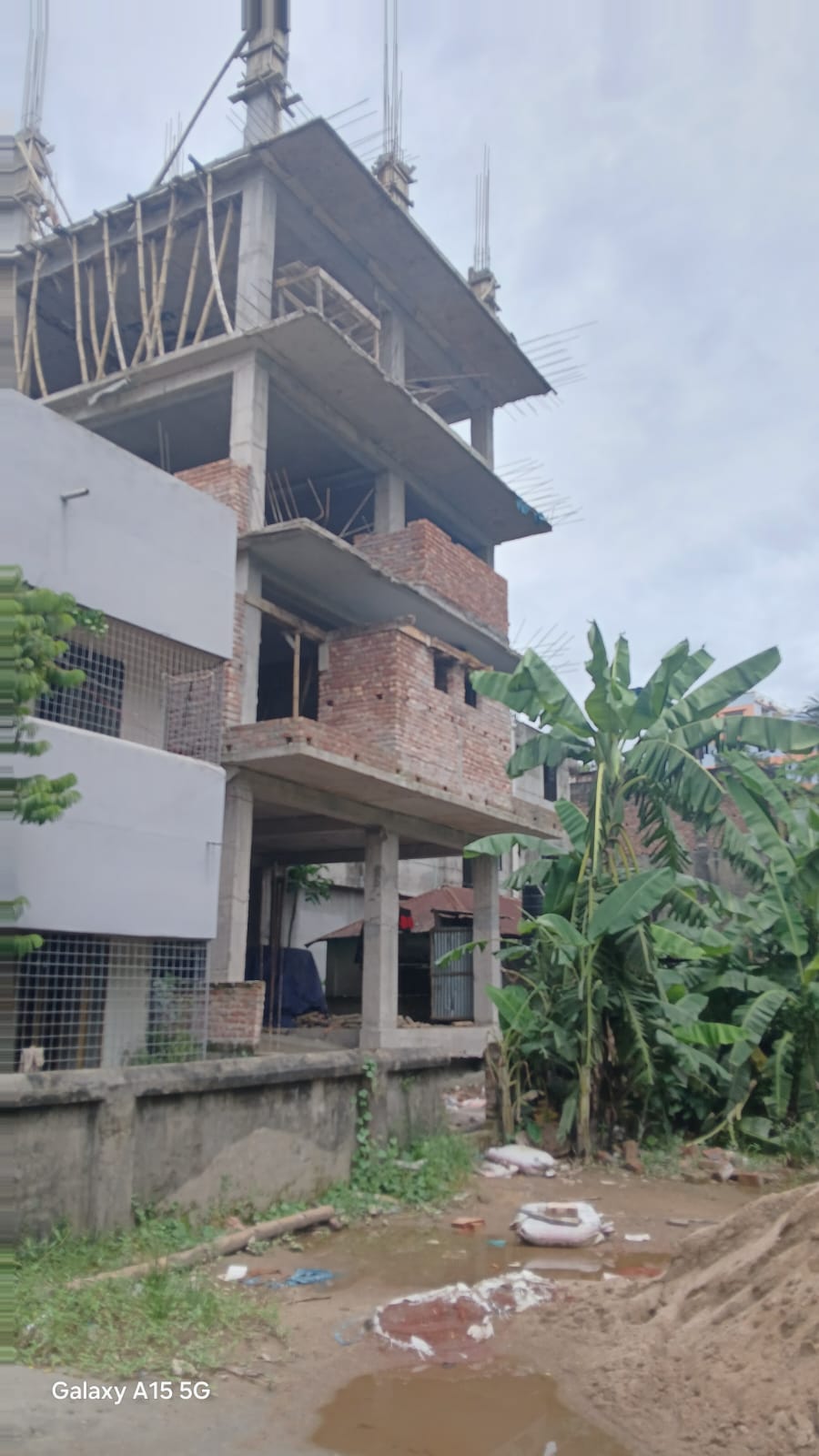 দক্ষিণখানের আমতলায় রাজউকের চোখে ধুলো দিয়ে ভবন নির্মাণের অভিযোগ
