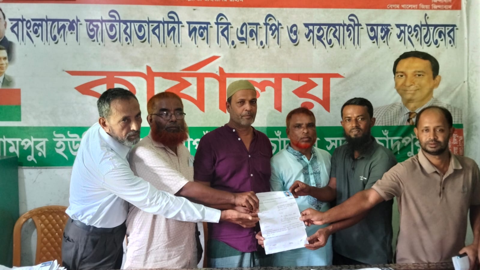 চাঁদপুর সদর উপজেলা ৫ নং রামপুর ইউনিয়নের ২ নং ওয়ার্ডের মেম্বার প্রার্থী মোঃ খোরশেদ আলম ফরম জমা