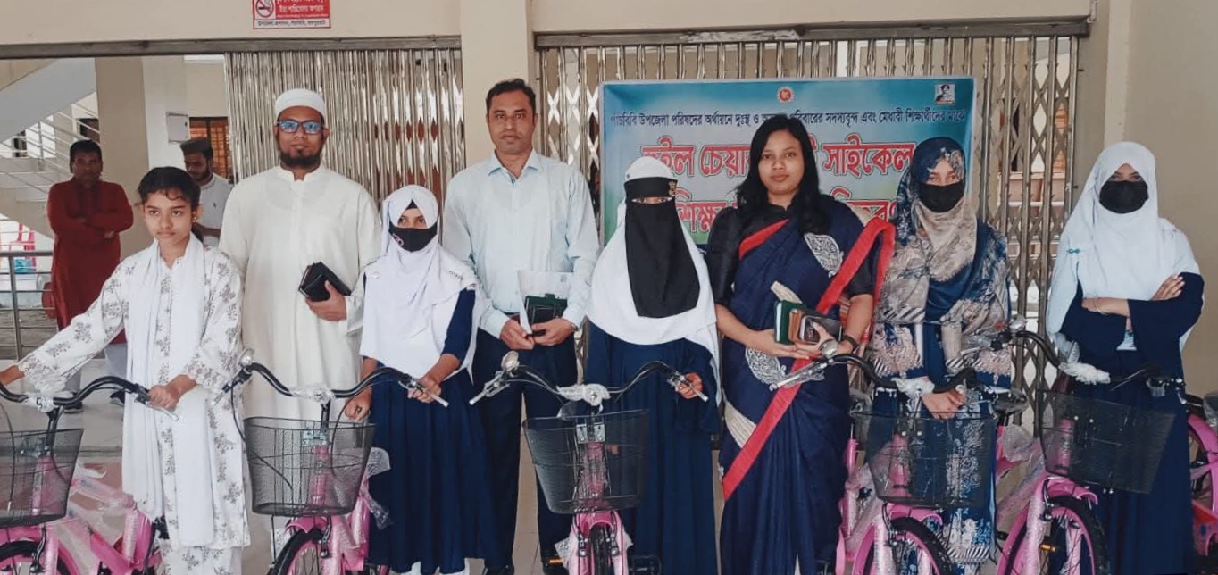 পাঁচবিবিতে অসচ্ছল শিক্ষার্থীদের মাঝে বাইসাইকেল, অসহায় ব্যক্তিকে হুইল চেয়ার বিতরণ