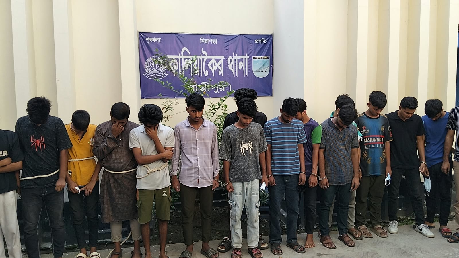 কালিয়াকৈরে চন্দ্রা আবাসিক হোটেলে অভিযানে নারীসহ গ্রেপ্তার ৩৯
