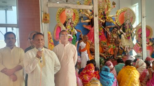 কোটালীপাড়ায় অষ্টমীর সকালের অঞ্জলি দিয়ে মত বিনিময়ে করলেন, পূজা উদযাপন কমিটির সভাপতি