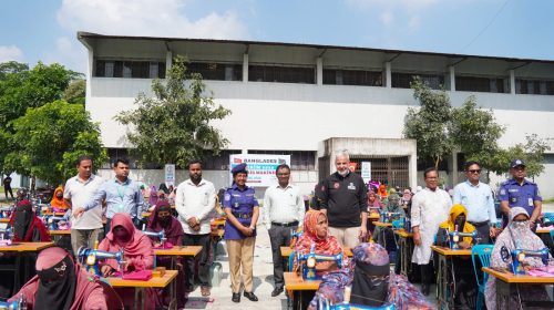 জামালপুরে নারীদের সাবলম্বি করতে ১০০ হতদরিদ্র নারীদের মাঝে দোস্ত এইডের বিনামূল্যে সেলাই মেশিন বিতরন
