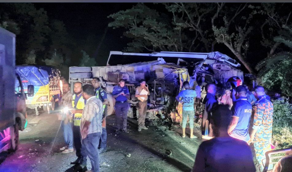 নাটোরের বনপাড়ায় বাস ও বালুর ট্রাকের মুখোমুখি সংঘর্ষে ঘটনাস্থলেই নিহত ৯, আহত অন্তত ৩০