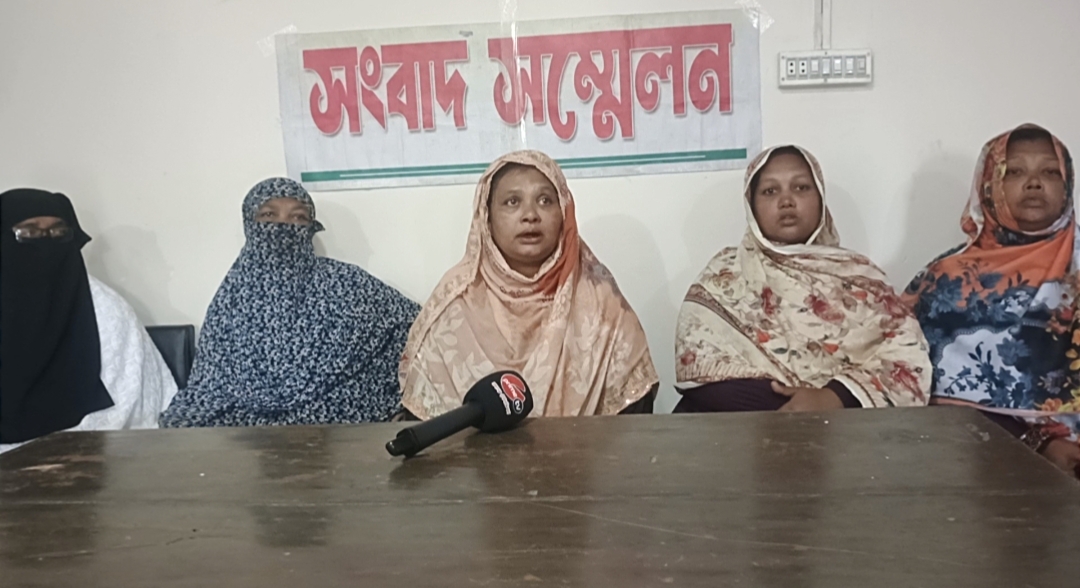 আপন ভাইয়ের বিরুদ্ধে পাঁচ বোনকে নির্যাতন, বিধবা বোনকে ঘরছাড়া করার অভিযোগে সংবাদ সম্মেলন