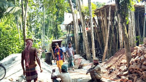 আদালতের নিষেধাজ্ঞা অমান্যের অভিযোগ, ফরিদগঞ্জে বিরোধপূর্ণ জমিতে ভবন নির্মাণ
