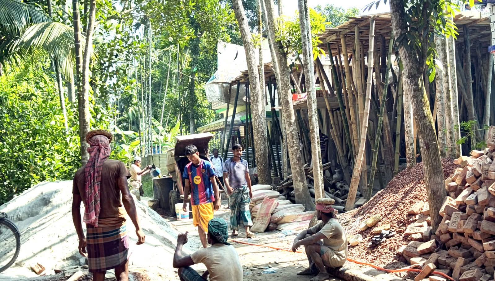 আদালতের নিষেধাজ্ঞা অমান্যের অভিযোগ, ফরিদগঞ্জে বিরোধপূর্ণ জমিতে ভবন নির্মাণ