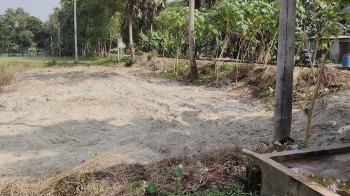 চাঁদপুরে রেলের জমি ভরাট করে মার্কেট নির্মাণের পাঁয়তারা! মোঃশরীফ হোসাইন। চাঁদপুর জেলা প্রতিনিধি। চাঁদপুর সদর উপজেলার মৈশাদী তালতলা বাজারে রেলওয়ের জমি মাটি দিয়ে ভরাট করে নতুন করে মার্কেট নির্মাণের উদ্যোগ নেওয়ার অভিযোগ উঠেছে। একই সঙ্গে রেলওয়ের সম্পত্তিতে একাধিক দোকান নির্মাণ করে ভাড়া দেওয়ার অভিযোগ উঠেছে স্থানীয় প্রভাবশালী মহিউদ্দীন খান তপন ও তাঁর পরিবারের বিরুদ্ধে। এ ঘটনায় রেলওয়ের সম্পত্তির সীমানা, লিজের শর্ত এবং জমির বাণিজ্যিক ব্যবহার নিয়ে দেখা দিয়েছে নানা প্রশ্ন। অভিযুক্ত মহিউদ্দীন খান তপন মৈশাদী তালতলা বাজারসংলগ্ন খান বাড়ির মৃত সহিদুল ইসলাম খানের ছেলে। নাম প্রকাশে অনিচ্ছুক কয়েকজন অভিযোগকারীর দাবি, রেলওয়ের সম্পত্তিতে দোকান নির্মাণ ও ভাড়া দেওয়ার মাধ্যমে জমিটি নিজেদের নিয়ন্ত্রণে রাখার চেষ্টা করা হচ্ছে। এরই ধারাবাহিকতায় নতুন করে মাটি ভরাট করে মার্কেট নির্মাণের উদ্যোগ নেওয়া হয়েছে বলে তাঁদের অভিযোগ। অভিযোগের বিষয়ে মহিউদ্দীন খান তপন বলেন, “এগুলো আমাদের বাপ-দাদার সম্পত্তি। পরে আমরা রেলওয়ে থেকে কৃষি লিজ নিয়েছি। এখন মার্কেট করব, যা ইচ্ছা তাই করব। এ বিষয়ে চাঁদপুর রেলওয়ে স্টেশন মাস্টার মারুফ হোসেন জানান, বিষয়টি রেলওয়ের স্টেট বিভাগের নিয়ন্ত্রণাধীন। সংশ্লিষ্ট কর্মকর্তারাই এ ব্যাপারে প্রয়োজনীয় ব্যবস্থা নেবেন। অন্যদিকে, রেলওয়ে লাকসাম জংশনের কানুনগো মনোয়ার হোসেন বলেন, রেলওয়ের কোনো সম্পত্তির শ্রেণি পরিবর্তনের সুযোগ নেই। যদি তিনি লিজ নিয়ে থাকেন, তাহলে লিজের শর্ত ও জমির ব্যবহার যাচাই করা হবে। অনিয়ম পাওয়া গেলে লিজ বাতিলের ব্যবস্থা নেওয়া হবে। বিষয়টি আমরা দ্রুত পরিদর্শন করে আইনগত ব্যবস্থা গ্রহণ করব। সচেতন মহলের দাবি, রেলওয়ের সম্পত্তিতে মাটি ভরাট, দোকান নির্মাণ ও বাণিজ্যিক কার্যক্রম পরিচালনার অভিযোগ নিরপেক্ষভাবে তদন্ত করে জমির প্রকৃত মালিকানা, লিজের শর্ত এবং স্থাপনা নির্মাণের বৈধতা নিশ্চিত করতে হবে। সরকারি সম্পত্তি রক্ষায় সংশ্লিষ্ট কর্তৃপক্ষ দ্রুত কার্যকর পদক্ষেপ নেবে এমন প্রত্যাশা তাঁদের।