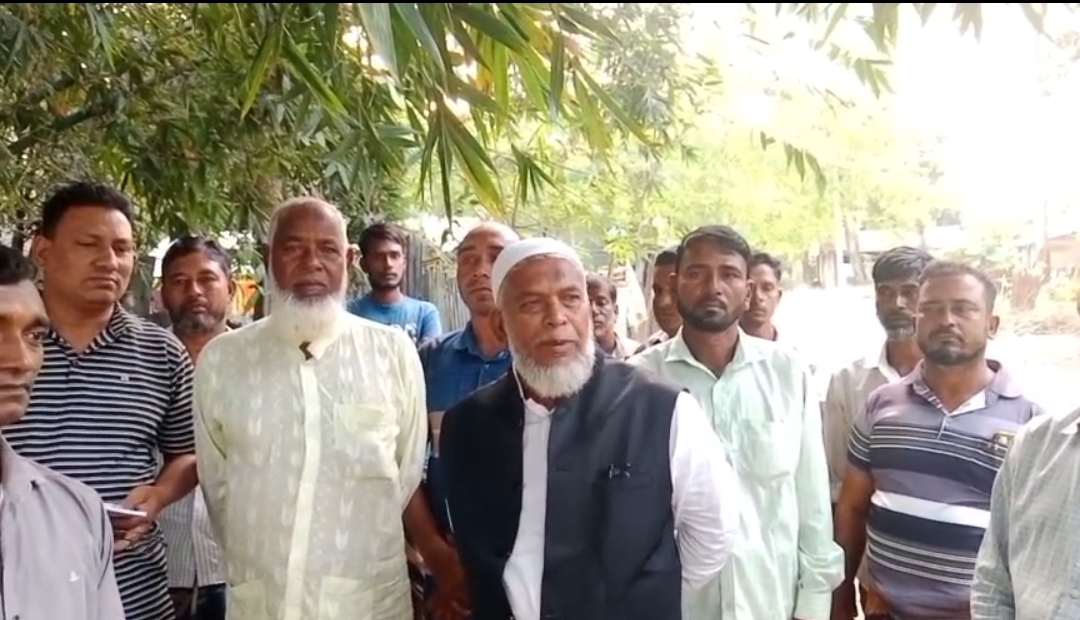 মহেশপুরে ঘোষপুর ভাঙা রাস্তা মেরামতে ৫ গাড়ি ইট দিলেন বিএনপি নেতা হাজী আমিনুর রহমান