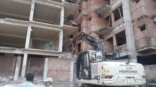 দক্ষিণখানের নর্দাপাড়ায় রাজউকের উচ্ছেদ অভিযান, ৩ ভবনের নকশাবহির্ভূত অংশ ভাঙচুর