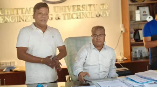 আন্দোলনের ২১ দিন পর চুয়েটে তালা ভেঙে ঢুকলেন নতুন উপাচার্য