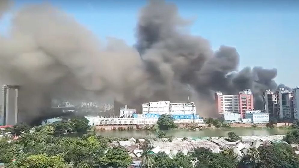 টঙ্গীতে ওষুধ কারখানায় আগুন, নিয়ন্ত্রণে ফায়ার সার্ভিসের ১৪ ইউনিট